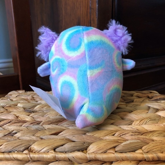 Squishmallows Mystery Capsule: Vivie the Deep Sea Axolotl in 4" - Picture 4 of 5